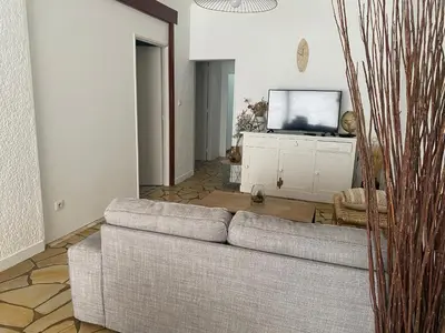 Télévision ou salle de divertissement dans l'établissement Le petit courrier