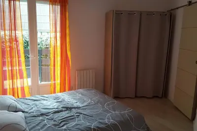 Un ou plusieurs lits dans un hébergement de l'établissement Joli appartement à 300 m de la plage