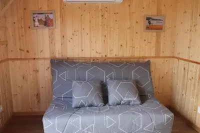 Coin salon dans l'établissement Roulottes cocooning au coeur des Landes
