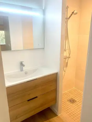 Salle de bains dans l'établissement Villa Le Faré 10 min des plages - Climatisée - 8 Pers - Piscine Chauffée du 1er mai au 30 sept -