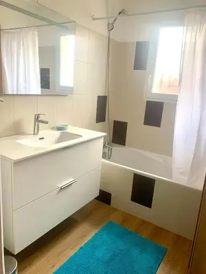Salle de bains dans l'établissement Villa Le Faré 10 min des plages - Climatisée - 8 Pers - Piscine Chauffée du 1er mai au 30 sept -