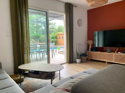 Télévision ou salle de divertissement dans l'établissement Villa Le Faré 10 min des plages - Climatisée - 8 Pers - Piscine Chauffée du 1er mai au 30 sept -
