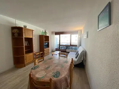 Télévision ou salle de divertissement dans l'établissement Appartement avec Piscine, Terrasse et Parking à Capbreton, Proche du Port - FR-1-413-198
