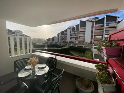 Balcon ou terrasse dans l'établissement Appartement avec Piscine, Terrasse et Parking à Capbreton, Proche du Port - FR-1-413-198