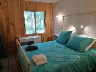 Un ou plusieurs lits dans un hébergement de l'établissement Magnifique villa avec piscine