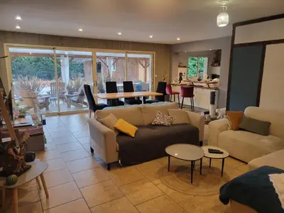 Coin salon dans l'établissement Magnifique villa avec piscine