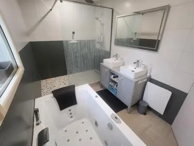 Salle de bains dans l'établissement Magnifique villa avec piscine