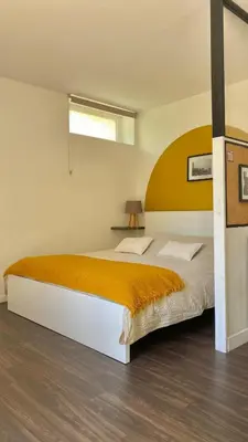 Un ou plusieurs lits dans un hébergement de l'établissement Agréable petit gîte avec jardinet et piscine