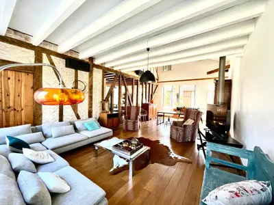 Coin salon dans l'établissement Authentique villa du XIX e siècle avec piscine