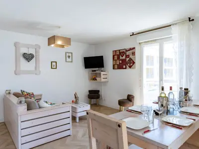 Télévision ou salle de divertissement dans l'établissement Apartment Les jardins de l'oyat-1 by Interhome