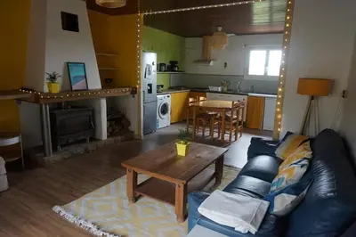 Cuisine ou kitchenette dans l'établissement Maison champêtre et joyeuse à la campagne