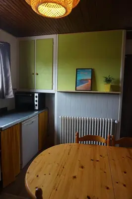 Cuisine ou kitchenette dans l'établissement Maison champêtre et joyeuse à la campagne
