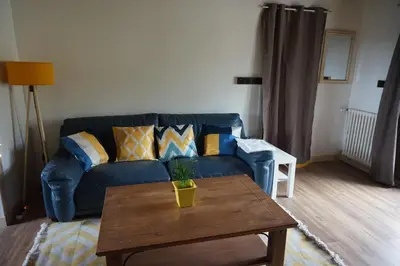 Coin salon dans l'établissement Maison champêtre et joyeuse à la campagne