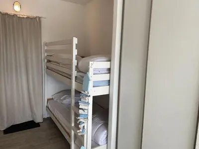 Un ou plusieurs lits dans un hébergement de l'établissement Studio cabine cosy, climatisation, vue port à Capbreton - FR-1-413-199