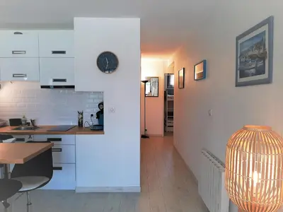Cuisine ou kitchenette dans l'établissement Bel Appartement Moderne à Capbreton avec Wifi et Parking Privé - FR-1-239-803