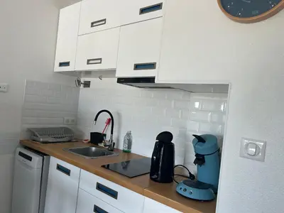 Cuisine ou kitchenette dans l'établissement Bel Appartement Moderne à Capbreton avec Wifi et Parking Privé - FR-1-239-803