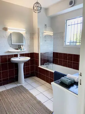 Salle de bains dans l'établissement Grand appartement en résidence calme avec piscine