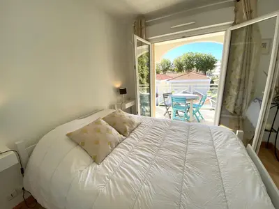 Un ou plusieurs lits dans un hébergement de l'établissement VILLA MARINA 2 pieces avec parking et wifi centre