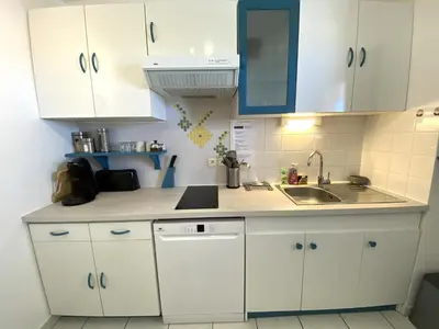 Cuisine ou kitchenette dans l'établissement VILLA MARINA 2 pieces avec parking et wifi centre