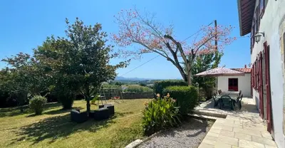 Jardin de l'établissement Maison confortable à Bardos avec vue sur montagne