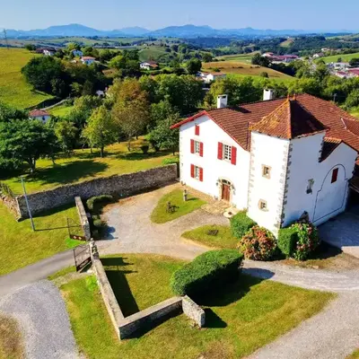 Maison confortable à Bardos avec vue sur montagne