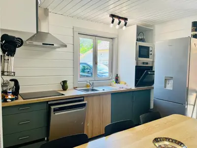 Cuisine ou kitchenette dans l'établissement Chalet domaine forge 6-8pers jacuzzi terrasse plancha proche commerces