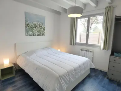 Un ou plusieurs lits dans un hébergement de l'établissement L'OREE DE LA PLAGE, 15 pers, Charmante Maison rénovée classée 3 étoiles - Piscine chauffée - Terrain de pétanque - Ping pong à Vieux-Boucau