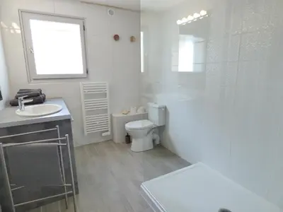 Salle de bains dans l'établissement L'OREE DE LA PLAGE, 15 pers, Charmante Maison rénovée classée 3 étoiles - Piscine chauffée - Terrain de pétanque - Ping pong à Vieux-Boucau
