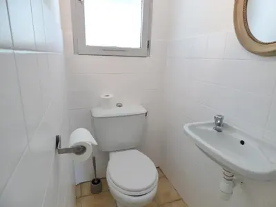Salle de bains dans l'établissement L'OREE DE LA PLAGE, 15 pers, Charmante Maison rénovée classée 3 étoiles - Piscine chauffée - Terrain de pétanque - Ping pong à Vieux-Boucau