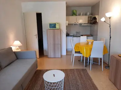 Cuisine ou kitchenette dans l'établissement Appartement Lumineux à Seignosse, Proche Plage, Commerces et Activités, Parking, Wifi et Balcon - FR-1-239-813