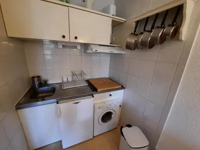 Cuisine ou kitchenette dans l'établissement Appartement Lumineux à Seignosse, Proche Plage, Commerces et Activités, Parking, Wifi et Balcon - FR-1-239-813