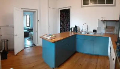 Cuisine ou kitchenette dans l'établissement Grand 3 pieces en centre-ville
