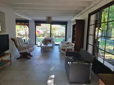 Coin salon dans l'établissement Villa Familiale