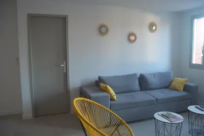 Coin salon dans l'établissement Maison landaise rénovée avec charme