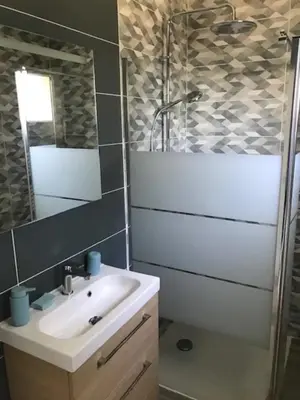 Salle de bains dans l'établissement Charmante Cabane Bois