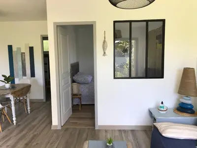 Coin salon dans l'établissement Charmante Cabane Bois
