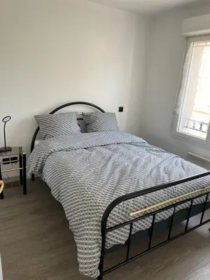 Un ou plusieurs lits dans un hébergement de l'établissement Superbe appartement proche de tout, climatisé.