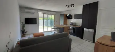 Cuisine ou kitchenette dans l'établissement Superbe appartement proche de tout, climatisé.