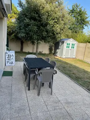Tennis de table au sein de l'établissement Superbe appartement proche de tout, climatisé. ou à proximité