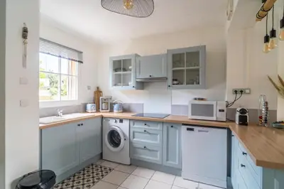 Cuisine ou kitchenette dans l'établissement LES RENARDS - Charmante petite maison au port de la Teste