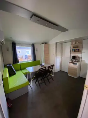 Cuisine ou kitchenette dans l'établissement MOBIL HOME Climatisé G058