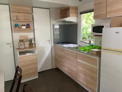 Cuisine ou kitchenette dans l'établissement MOBIL HOME Climatisé G058