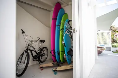 Vélo sur le terrain de l'établissement Kindahouse ou dans les environs