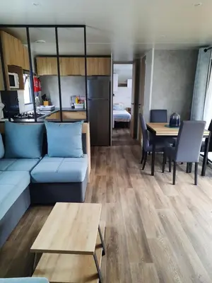 Cuisine ou kitchenette dans l'établissement Mobil home neuf, tout confort, aux Dunes de Contis