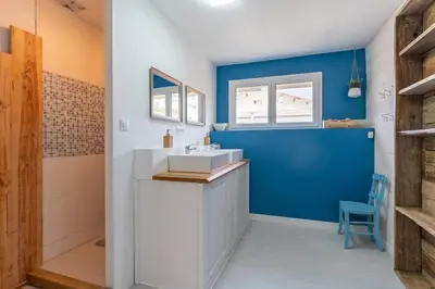Salle de bains dans l'établissement Maison Mimizan plage