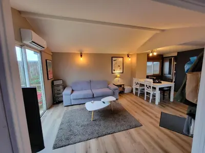 Coin salon dans l'établissement Maison 47m2 climatisé, piscine,linge fourni