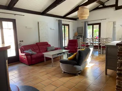 Coin salon dans l'établissement La bergerie des Landes