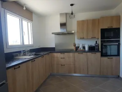 Cuisine ou kitchenette dans l'établissement Gîte paisible rénové