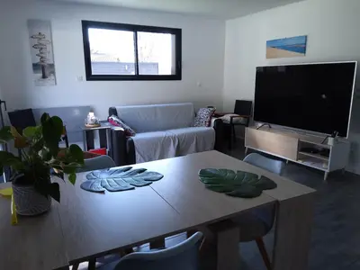 Télévision ou salle de divertissement dans l'établissement Maison d’hôte neuve : T2 pour 4 voyageurs