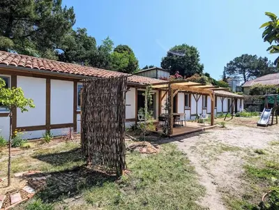 Jardin de l'établissement Nature & mer avec terrasse et aire de jeu - Jasmin